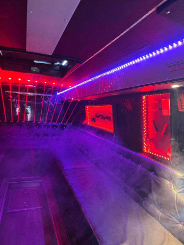 Partybussmarked leier ut denne bussen til fest, utdrikningslag, selskap, blåturer osv osv!!!