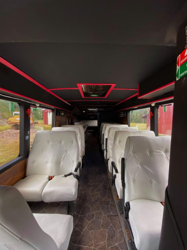 Def Dames 2021 - Nyrenovert og EU-godkjent russebuss