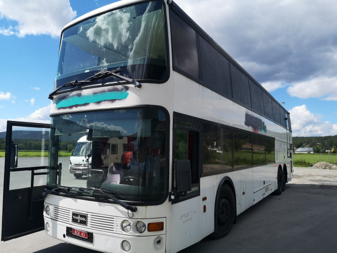 Dobbeltdekker på 13,6 meter til leie. Muligheter for ideer/innspill til utforming.