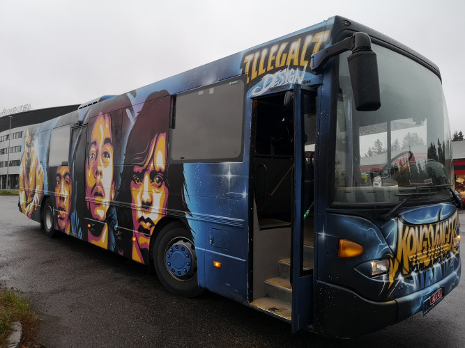Russebuss med 26+1 seter til leie for 195.000 inkl lyd, lys og eksteriør.