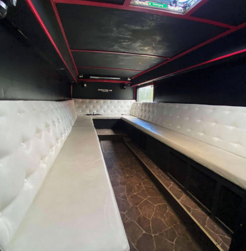 Def Dames 2021 - Nyrenovert og EU-godkjent russebuss