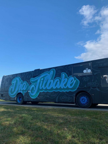 russebuss med lys, lyd, røykmaskin og aggeregat