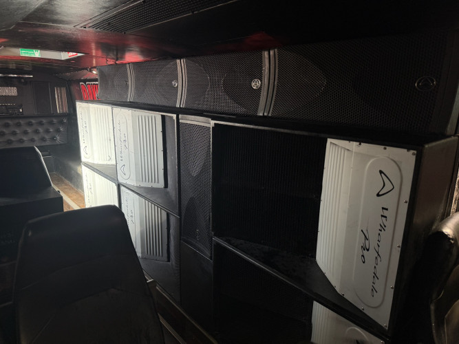 Kraftig Wharfedale pro anlegg leies ut til russebuss