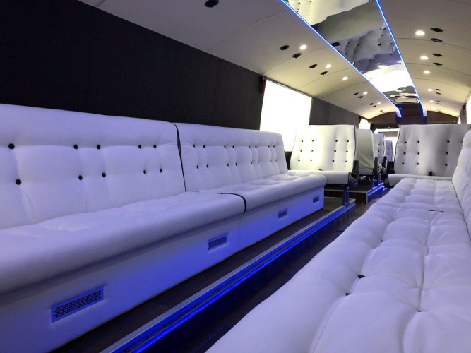 Russebusser Leies ut Fra 350k Inkl Lyd lys og eksteriør