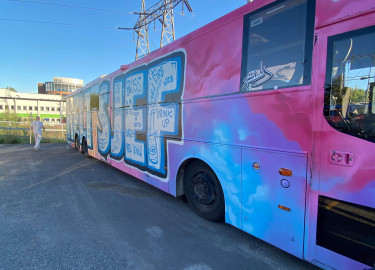 Kristiansandsjentene selger 15 meter buss