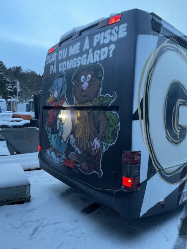 SHANTARAM SELGER SYK 15 METER MED GAL ANLEGGSPLASS OG FEIT LOUNGE