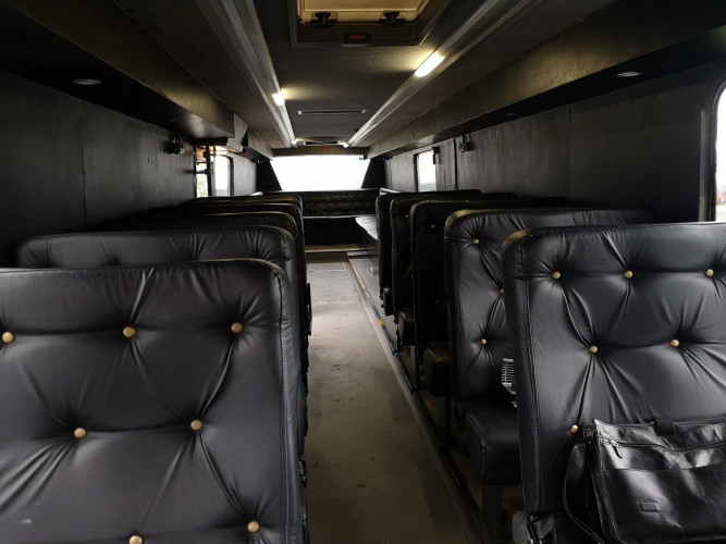 Russebuss med 26+1 seter til leie for 195.000 inkl lyd, lys og eksteriør.