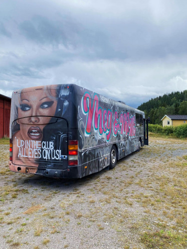 Def Dames 2021 - Nyrenovert og EU-godkjent russebuss