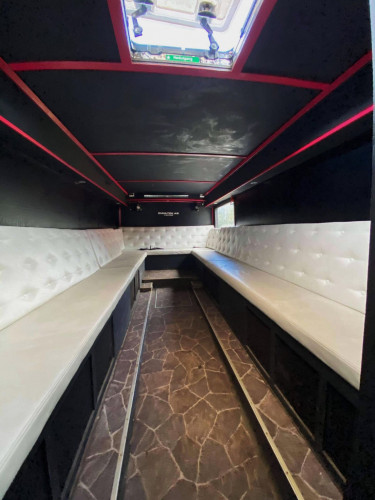 Def Dames 2021 - Nyrenovert og EU-godkjent russebuss