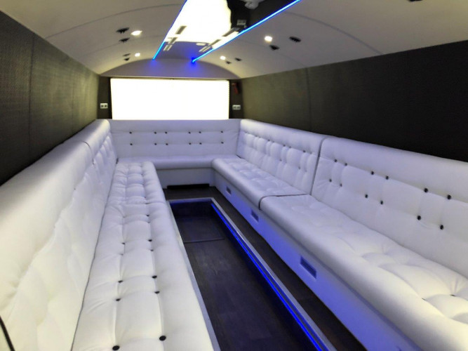 Tilbudspriser nå! Russebusser til leie for 2021/2022/2023 russen. Korona garanti.