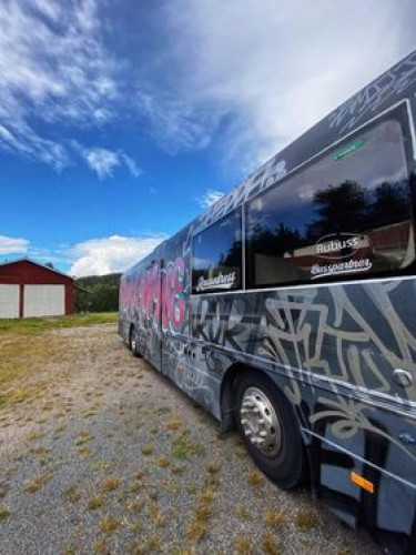 Def Dames 2021 - Nyrenovert og EU-godkjent russebuss