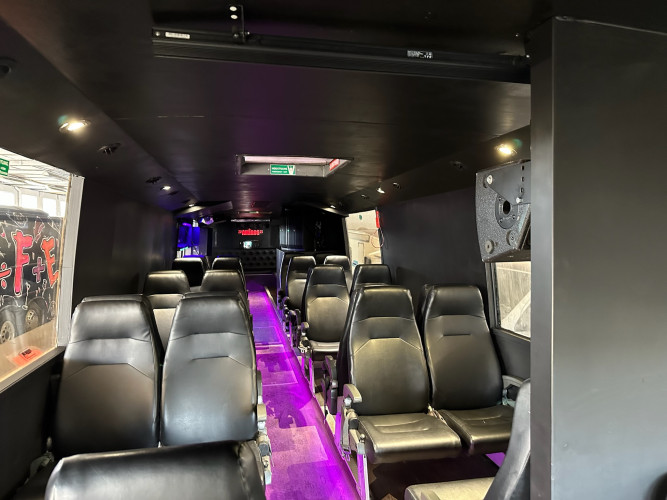 Ledig buss for 2027, 2028 eller 2029 – komplett med lyd, lys og godkjenninger