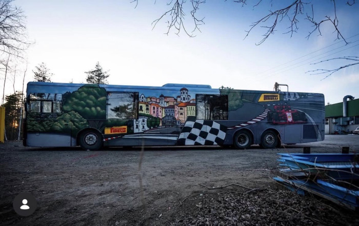 15 meter buss med stor lounge selges