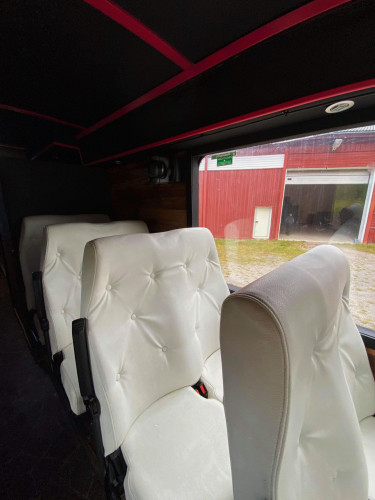 Def Dames 2021 - Nyrenovert og EU-godkjent russebuss