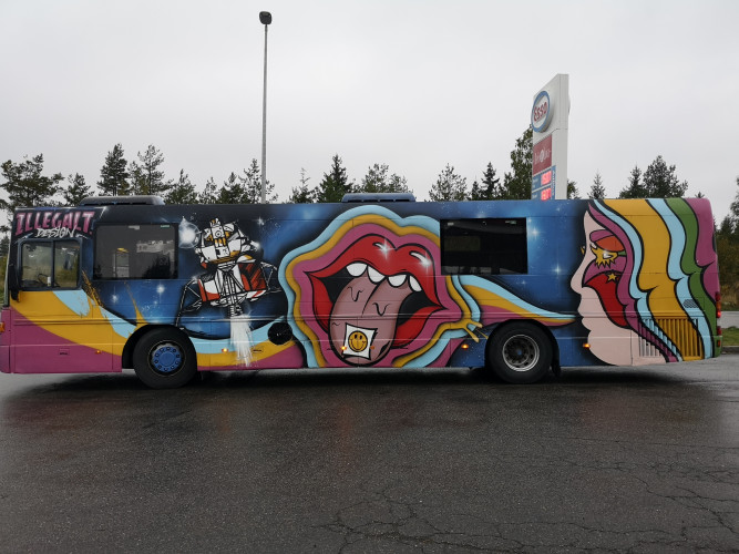 Russebuss med 26+1 seter til leie for 195.000 inkl lyd, lys og eksteriør.