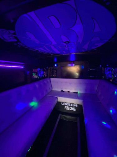 russebuss med lys, lyd, røykmaskin og aggeregat