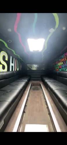 15 meter buss med stor lounge selges