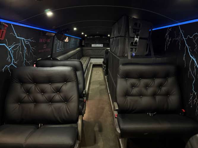 russebuss ledig for 2027, 2028 og 2029 – med lyd og lys