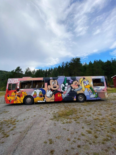 Def Dames 2021 - Nyrenovert og EU-godkjent russebuss