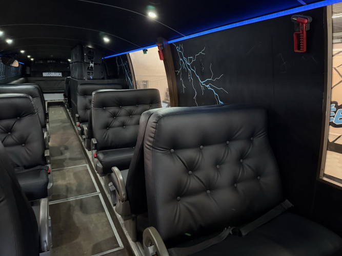 russebuss ledig for 2027, 2028 og 2029 – med lyd og lys