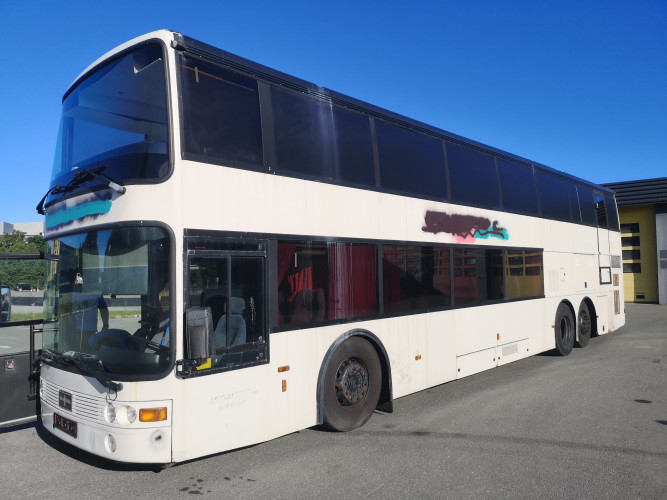 Dobbeltdekker på 13,6 meter til leie. Muligheter for ideer/innspill til utforming.