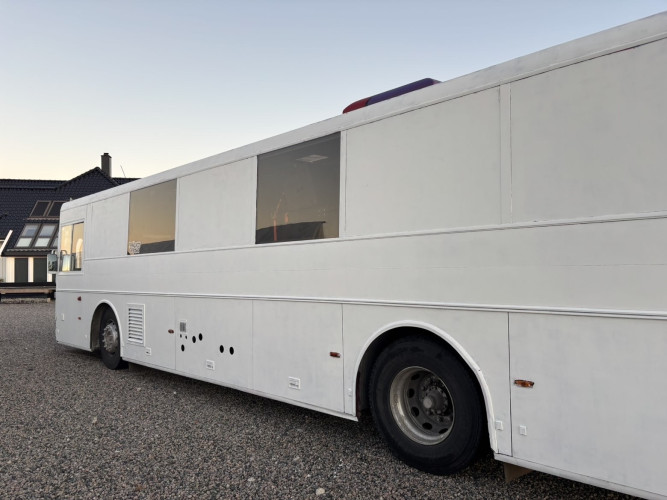 Grov Russebuss Med Masse Annleggsplass. Selges Til 09 Eller Hypa 010